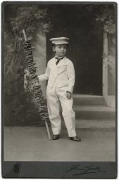 Poslíček s preclíky, kolem 1898, kabinetka