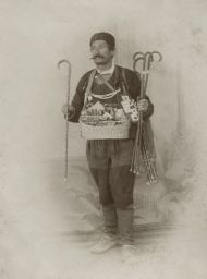 Prodavač vycházkových holí, kolem 1875, rozměr 118 x 90 mm