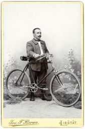 Cyklista, kolem 1900, kabinetka