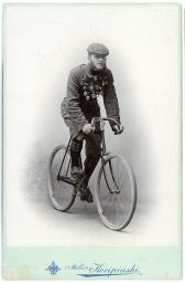 Cyklistický závodník Robert Malý, kolem 1895, kabinetka