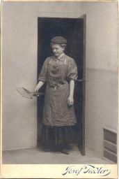 Uklízečka, kolem 1900, kabinetka
