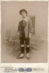 Žena v historickém kostýmu s krosnou, kolem 1893, kabinetka