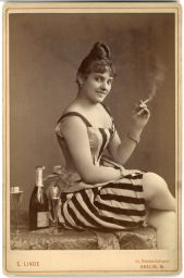 Svůdnice s cigaretou a sektem, kolem 1885, kabinetka
