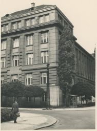 Praha Dejvice telefonní budka