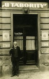 Dobový popisek: Pan Václav Škuba 92 roků starý pije ještě každý den osm půllitrů smíchovského piva, 1926, 137 x 85 mm