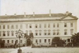 Teplice, Zámecké náměstí, průčelí paláce