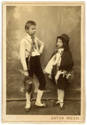 Chlapci v kroji v ateliéru, kolem 1888, kabinetka