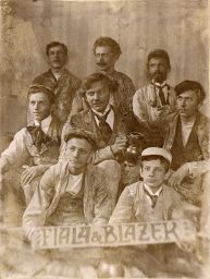 Majitelé firmy Fiala & Blažek s pracovníky, kolem 1895, 160 x 120 mm