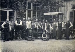 Pracovníci firmy, kolem 1900, kabinetka