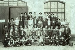 Pracovníci sklárny Červený Hrádek, 5. 5. 1911, kabinetka