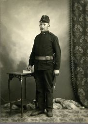 Muž v uniformě, kolem 1910, kabinetka