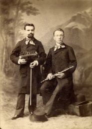 Dva hudebníci v ateliéru, kolem 1895, kabinetka