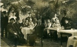 Společnost v zahradní restauraci, kolem 1908, fotopohlednice