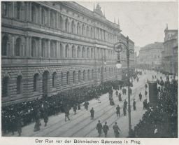 Praha fronta před palácem Böhmische Sparcasse Česká spořitelna