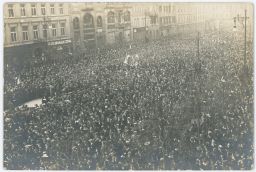 Praha Václavské náměstí oslavy samostatnosti foto Dítě 1918