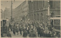 Praha Národní divadlo oslavy 28. října 1918 foto Dítě