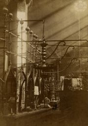 Interiér Staronové synagogy, vizitka Rok vzniku snímku dle datované fotografie v UDU.