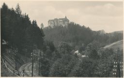 Pernštejn s železnicí