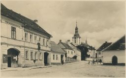Sedlice u Blatné-okres-Strakonice-náměstí-kluci na kolech-1959-neprošl