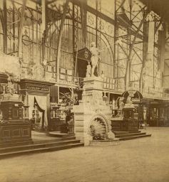 Expozice Sklárny J. Kavalier Sázava v Průmyslovém paláci na Jubilejní výstavě 1891, polovina stereofotografie