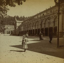 Litinová kolonáda v Mariánských Lázních a promenáda, polovina stereofotografie