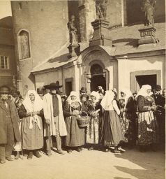 Chodové v krojích v neděli před kostelem, polovina stereofotografie