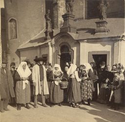 Chodové v krojích v neděli před kostelem, polovina stereofotografie