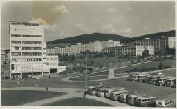 Zlín parní stroj před OD, internáty, povoz, chlapeček na tříkolce