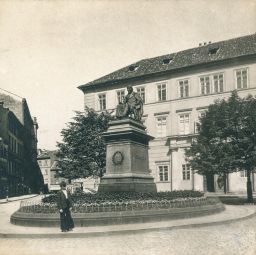 Pomník Josefa Jungmanna na Jungmannově náměstí, polovina stereofotografe