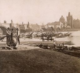 Odstraňování následků povodně u Karlova mostu, pobořeného 4. 9. 1890