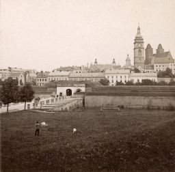 Hradec Králové, celkový pohled s opevněním od západu, polovina stereofotografie