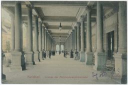 Karlovy Vary - Karlsbad - vnitřek kolonády s lidmi - 1903