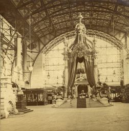 Expozice v Královském pavilonu - Průmyslovém paláci na Jubilejní výstavě 1891, polovina stereofotografie