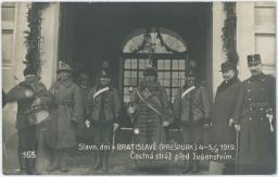 Bratislava Slavnostné dni čestná stráž před županstvím 1919