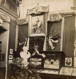 Expozice v Novinářském pavilonu na Jubilejní výstavě 1891, Josef Václav Frič, polovina stereofotografie