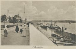 Bratislava Poszony Pressburg nábřeží lidé lodě čb