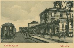 Nové Zámky železnice Érsekujvár nádraží celkový pohled osobní vlak