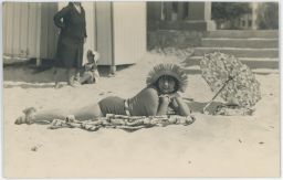 Slečna na pláži 1930