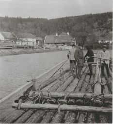 Plavba na voru na Vltavě, místo přesně nezjištěno, polovina stereofotografie