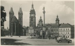 Hradec Králové náměstí auto kostel sloup