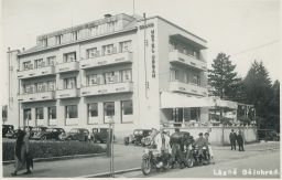 Lázně Bělohrad Jičín Grandhotel Urban portýři zlatá mládež:-) na motorkách