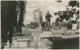 Zlín Rudoarmejec shlíží na Gottwalda v Gottwaldově pětiletka