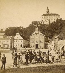 Náchod, zámek od náměstí, polovina stereofotografie, kol 1893