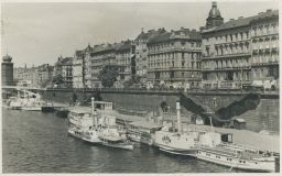 Praha Vltavské nábřeží paroplavba tramvaje lodě Mánes