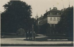 Lány letní sídlo presidenta S OCHRANKOU:-) 20. léta