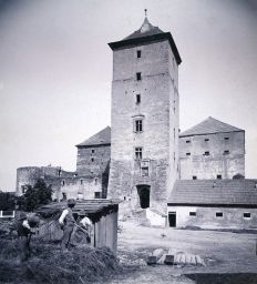 Hrad Švihov, vstupní část, polovina stereofotografie