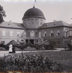 Veltrusy, centrální část zámku s dvouramenným schodištěm, polovina stereofotografie, kol 1893