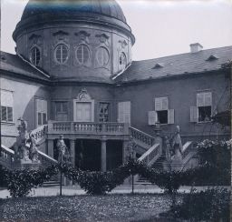 Veltrusy, centrální část zámku s dvouramenným schodištěm, polovina stereofotografie