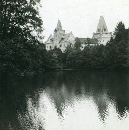 Zámek Červený Hrádek, celkový pohled od rybníka, polovina stereofotografie
