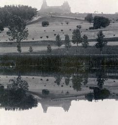 Hrad Trosky v zrcadlení vody, polovina stereofotografie